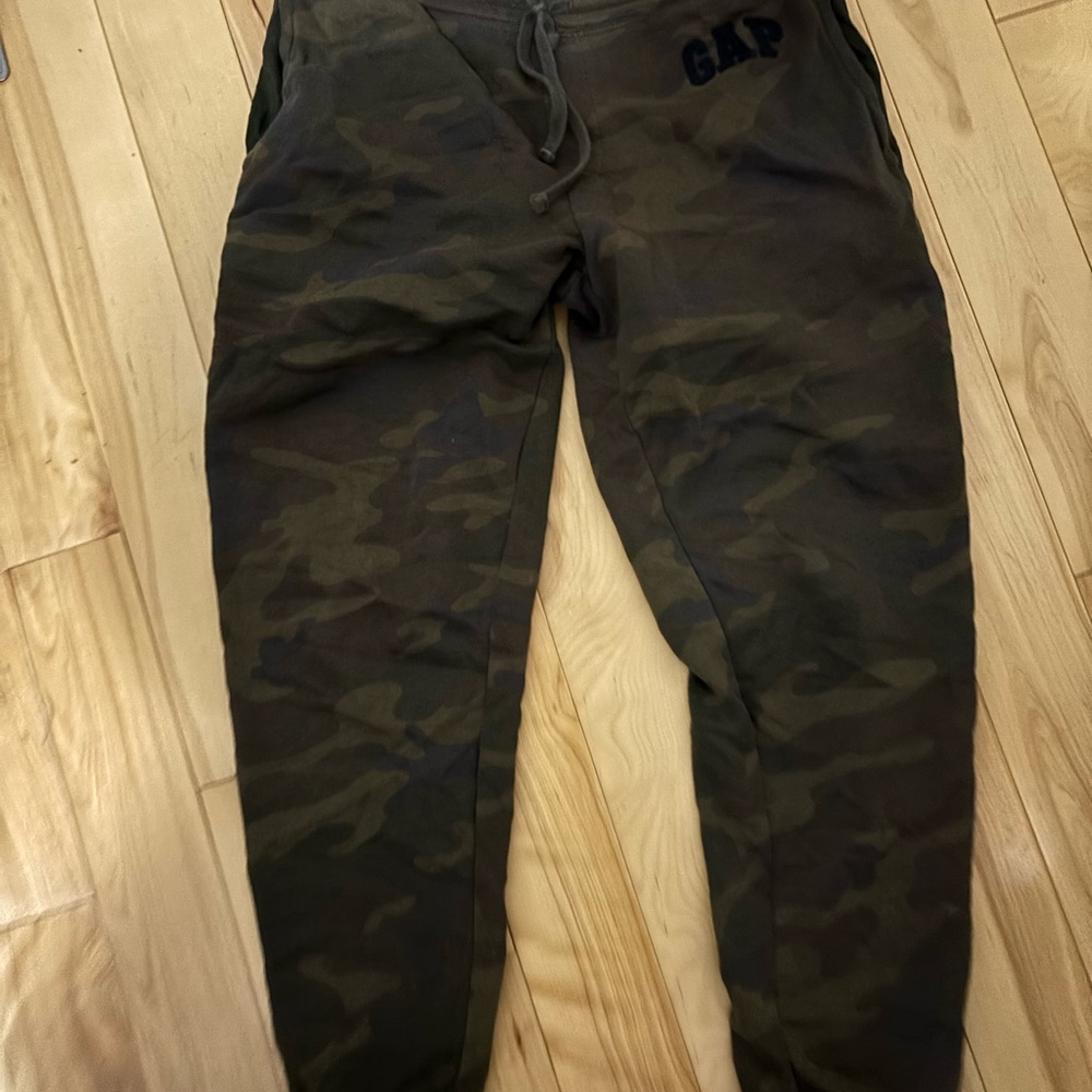 GAP Men's Camo Jogger Pants